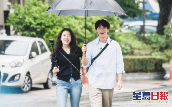 韓孝珠與李昇基雨中重逢好開心。
