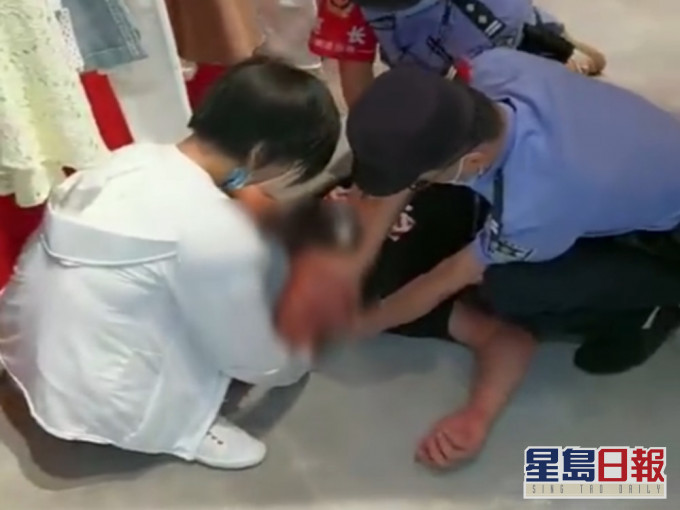合肥一男子被女友「扮自殺」氣得暈倒,現場民警即以CPR急救。影片截圖