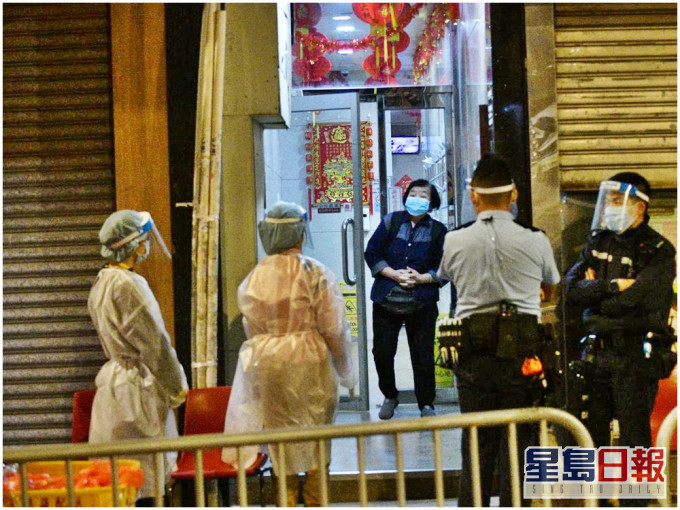 現場於今早7時許讓持有檢測證明的住客離開。