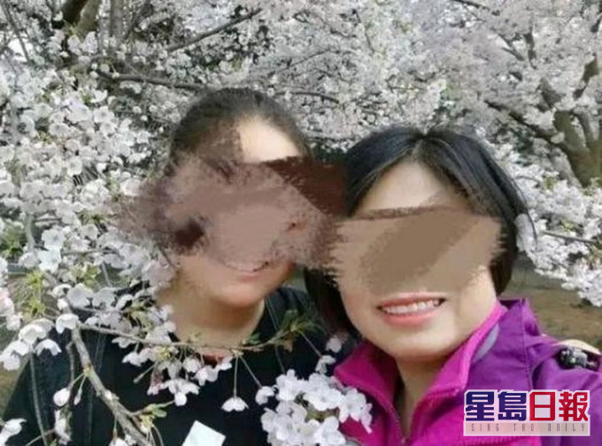 女儿与母亲合照。 网图