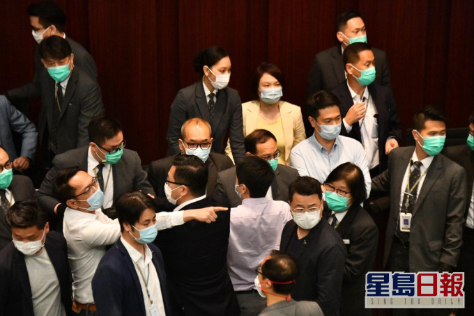 保安员在李慧琼(黄衣)身旁。