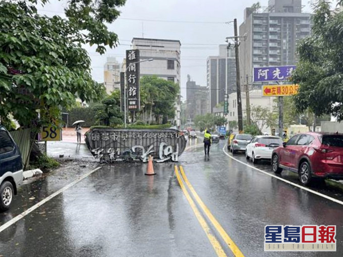 礁溪鄉有溫泉飯店的招牌因地震而跌落。