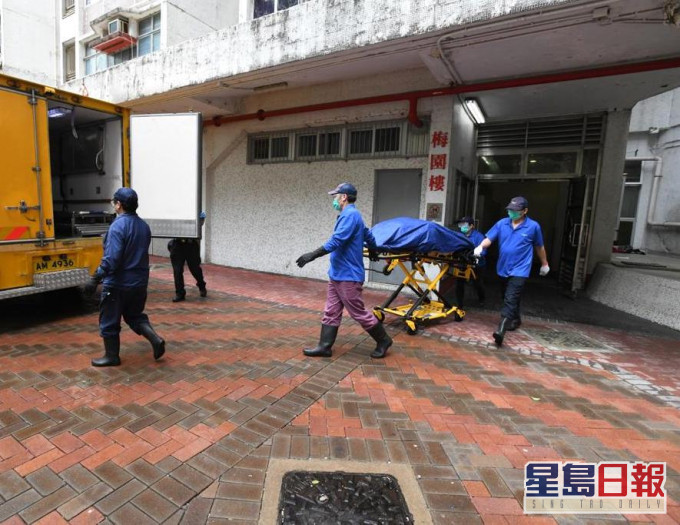 男死者的屍體其後被抬離現場。