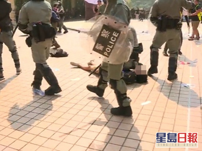 警方制服示威者。港台圖片