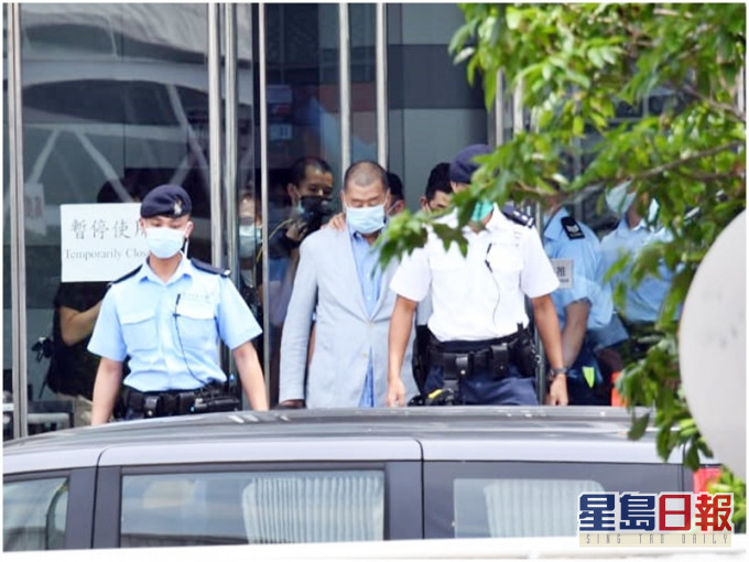 到下午1時半過後,黎智英被警員押離大樓,乘坐探員警車離開。