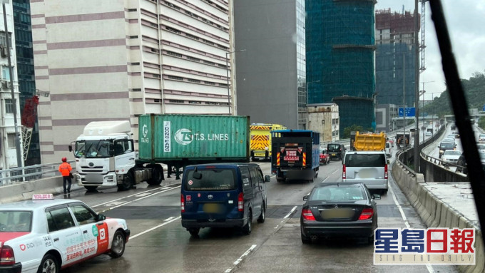 貨櫃車呈翔道失控自炒。圖:網民 香港突發事故報料區