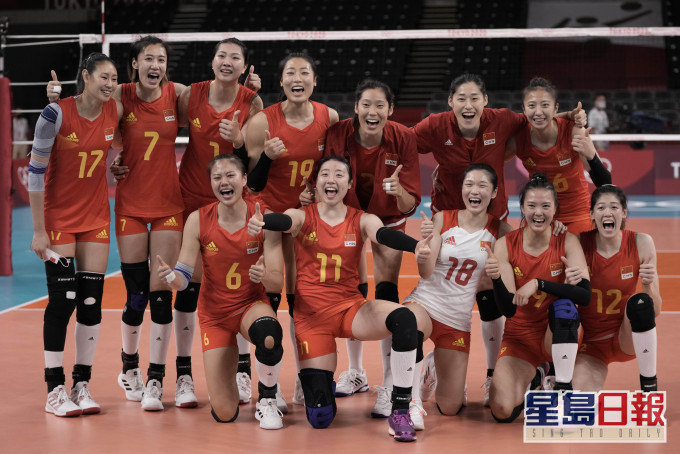 中國女排合照慶祝開齋。AP