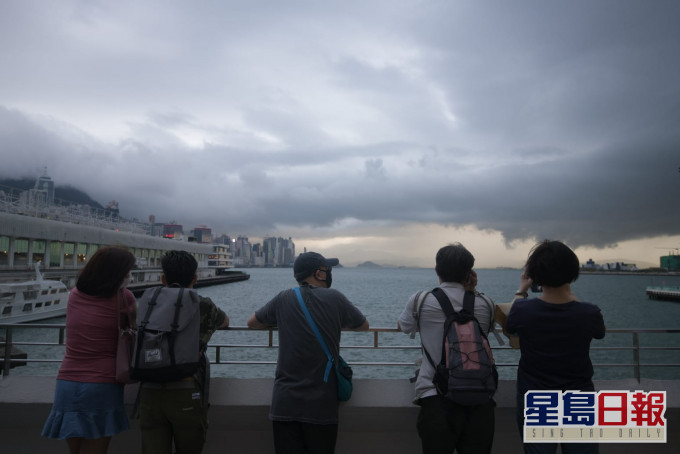 天文台預料本港地區今日短暫時間有陽光,稍後有驟雨及幾陣狂風雷暴。