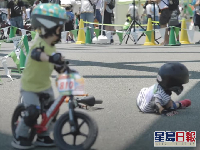 男童看到有小朋友倒地,他還等待對方上回車上。網圖