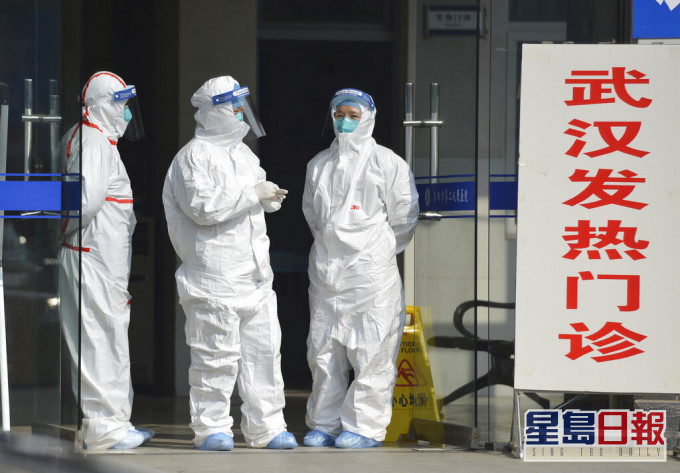 自疫情爆發後,武漢醫護被曝物資嚴重缺乏,醫護感染成普遍事件。AP