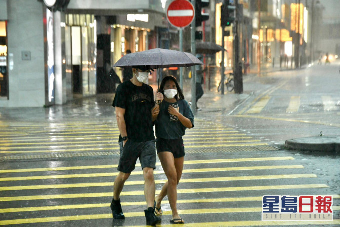 本港今早普遍录得超过80毫米雨量，预测下午及今晚多云，间中有骤雨。
