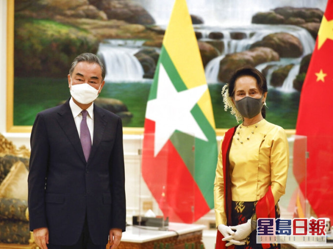 國務委員兼外長王毅在緬甸首都內比都,與當地國務資政兼外長昂山素姬會談,討論加強中緬雙邊合作。AP圖片