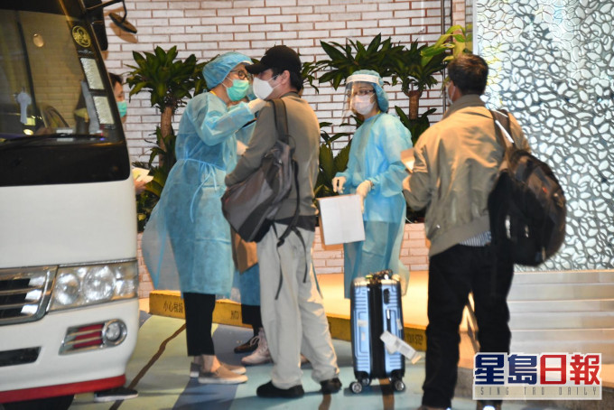 首批机场旅客抵达等检测结果。