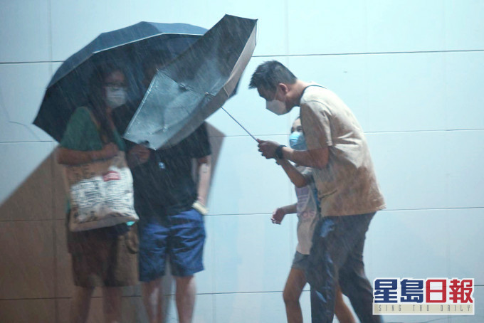天文台發出黃色暴雨警告信號。