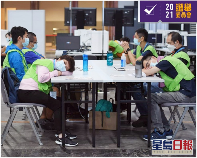 選委會選舉經通宵點票後,及至早上全部結果出爐。