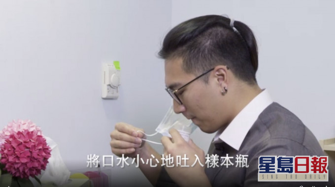 醫管局教導市民收集樣本。