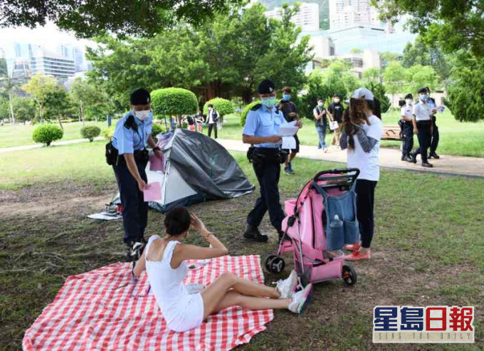 警員向在場市民派傳單呼籲提供資料。楊永亨攝