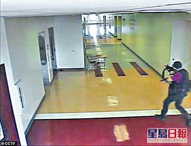 槍手克魯茲二〇一八年在佛州道格拉斯中學內開槍。