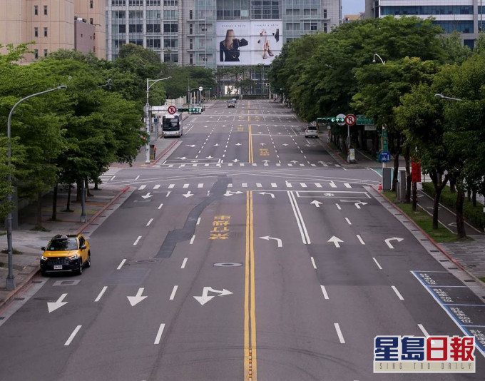 台北市信义区街头16日下午不见人潮车潮。网上图片