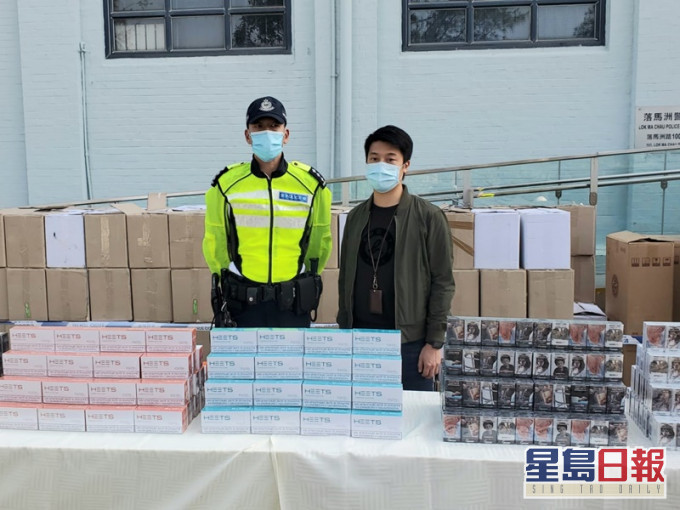 警方展示檢獲的私煙及加熱煙。林思明攝