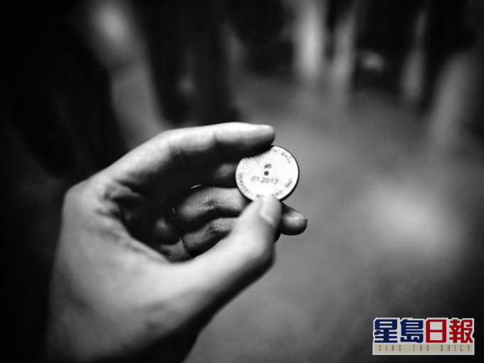 印度一名男子一腳踏兩船卻選不出娶誰,幾乎要靠擲毫決定。Unsplash示意圖