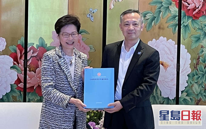 林鄭月娥送予張碩輔她上星期發表的《施政報告》。政府新聞處圖片