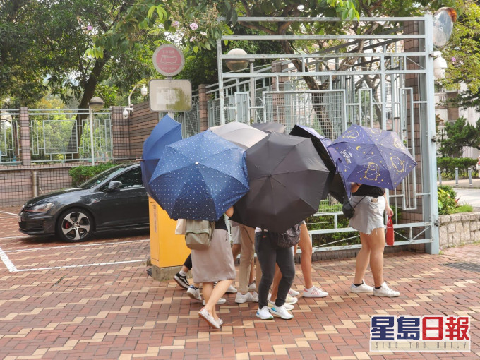 被告陈宇昆(米色长裤白鞋)。 陈子豪摄