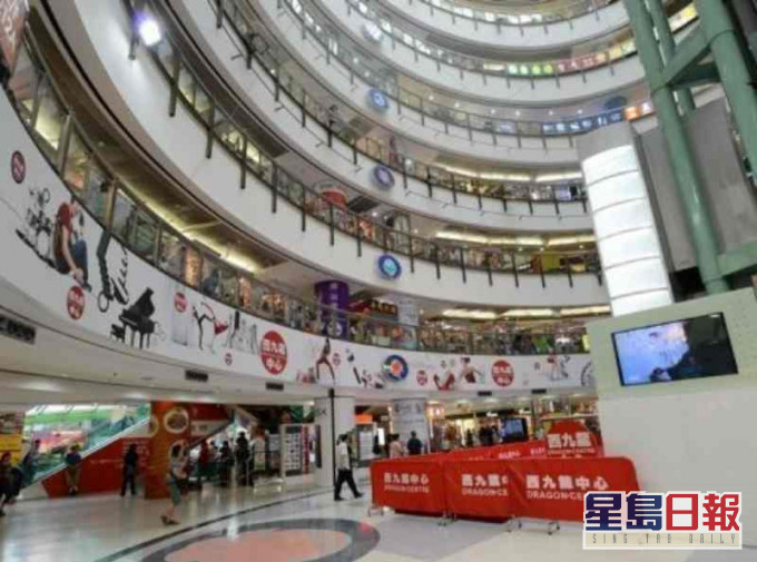 男子倒臥在一樓電梯大堂。資料圖片