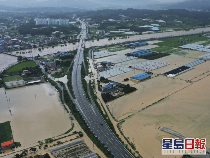 南韩中部暴雨成灾致6死8失踪。AP图