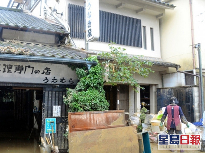 日本熊本百年鰻魚店受雨災,傳家寶醬汁被沖走。(網圖)