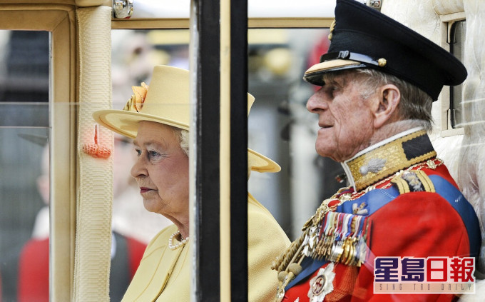 英女皇稱菲臘親王是自己的「力量與支柱」。AP資料圖片