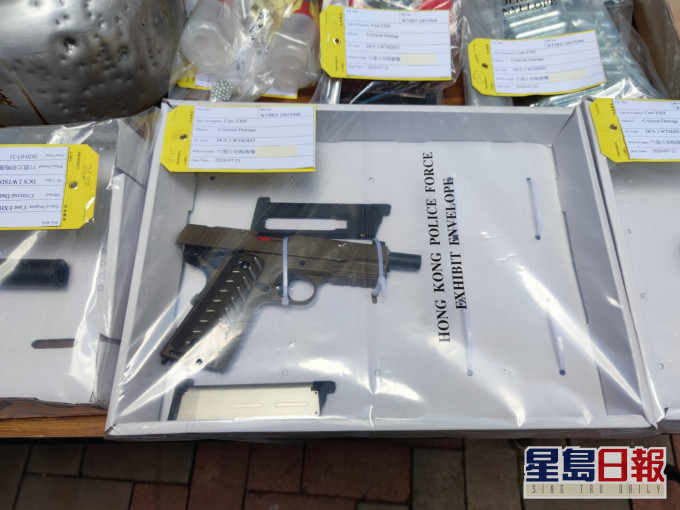 警方在單位內檢獲多枝氣槍。梁國峰攝