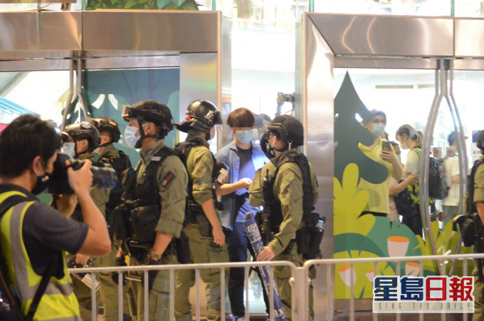 警方截查多人。