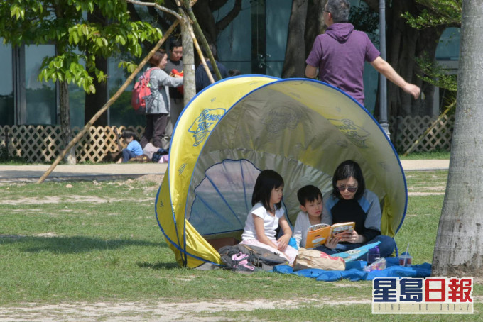天氣晴朗,不少市民到戶外享受陽光。