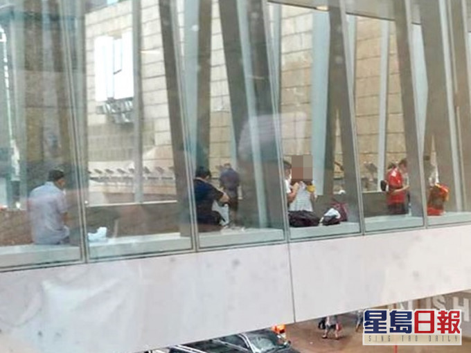 不少市民聚集于朗豪坊天桥进食。图片取自巴打丝打 Facebook Club