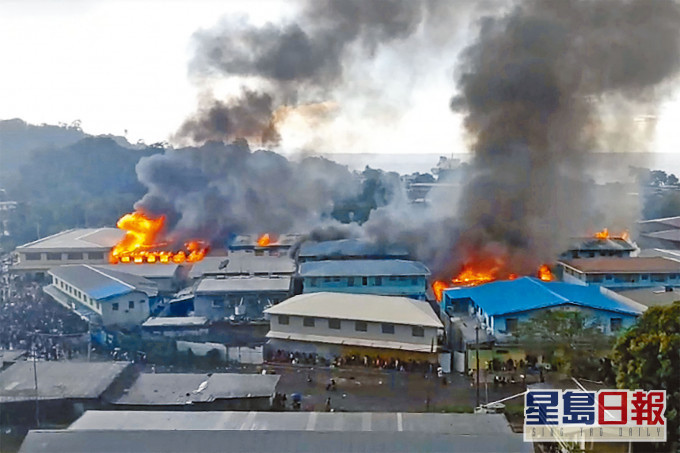 所羅門群島首都霍尼亞拉的唐人街,有建築物周四被暴徒縱火焚燒。