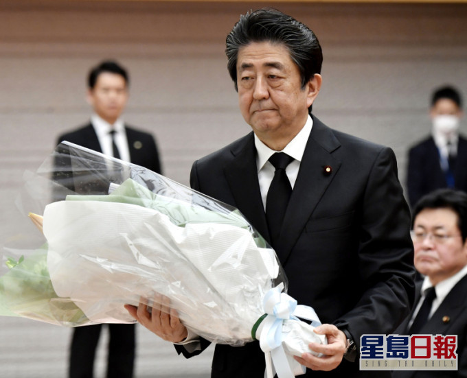 仪式最后,安倍向献花台献花,并再次对地震遇难者致哀。AP