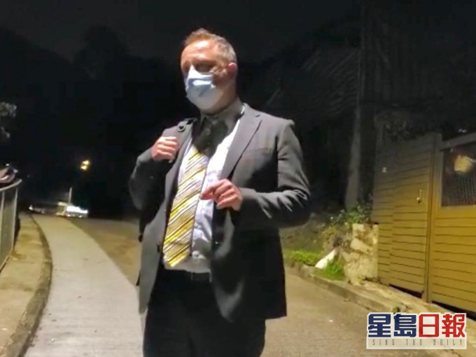 陶辉晚上在寓所外回应报道。