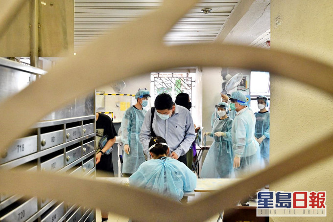 衞生防护中心人员今日到坪石邨收集唾液样本。