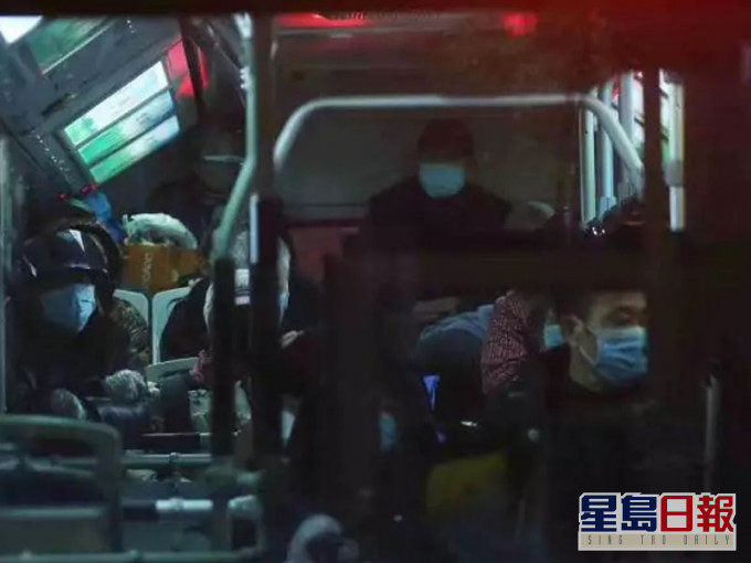 巴士内这批病人多半是老年人,有些人情况危急。(网图)