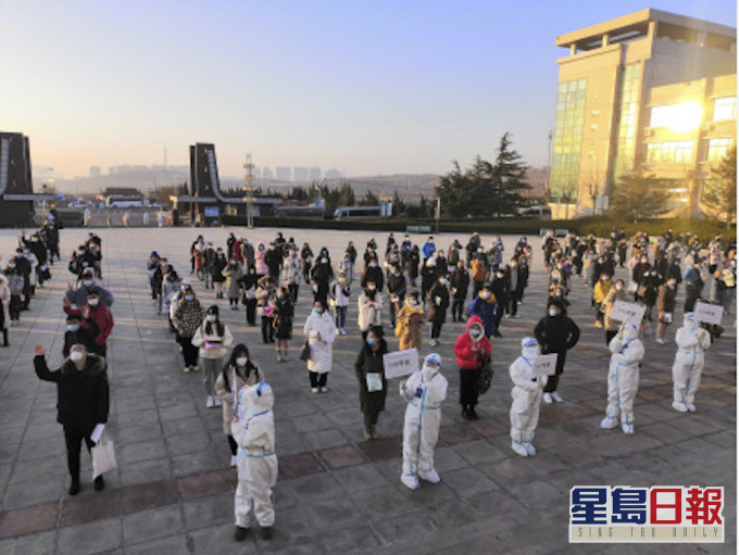大连金普新区封闭管控区304名考生正常参加研究生考试。新华社图片