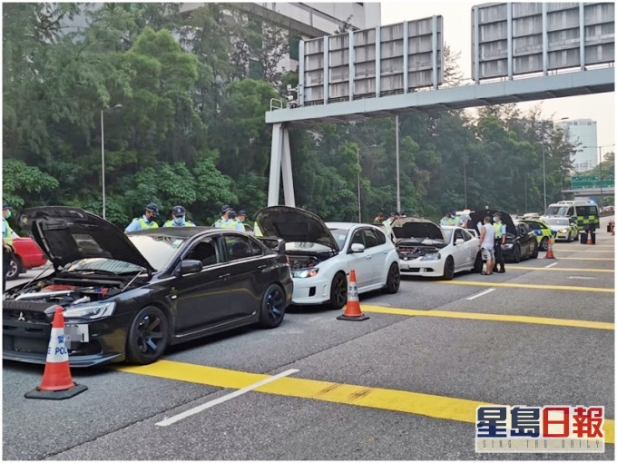 警方在行动中扣查多车。