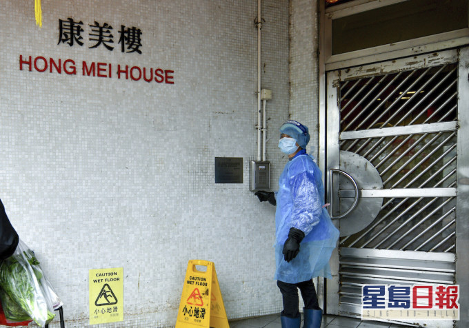 長康邨康美樓同座向的上下兩個公屋單位,有居民先後確診新冠肺炎。 資料圖片