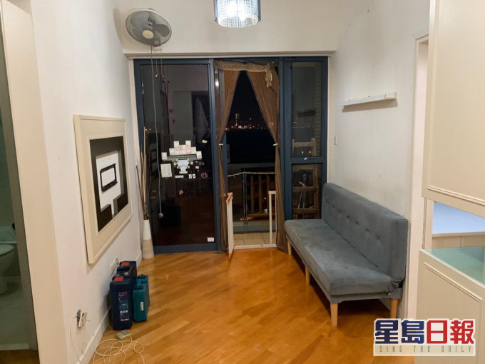 客廳外接露台,可引入自然光,方便賞景。
