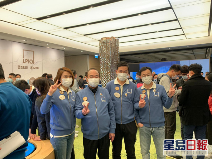南豐盧子豪(右二)指,LP10收票已高達4位數字,最快下星期初加推,價錢將有少量加幅。