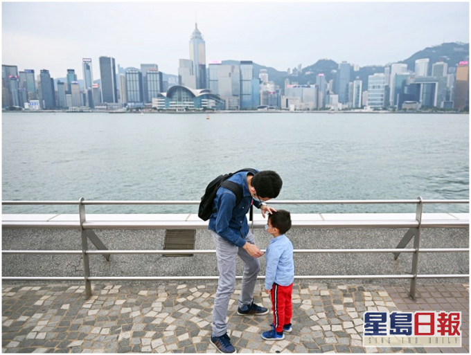 预测本港地区今日大致多云,初时有一两阵微雨,日间短暂时间有阳光及乾燥。资料图片