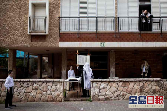 以色列批准公眾外出恢復進行某些活動。AP