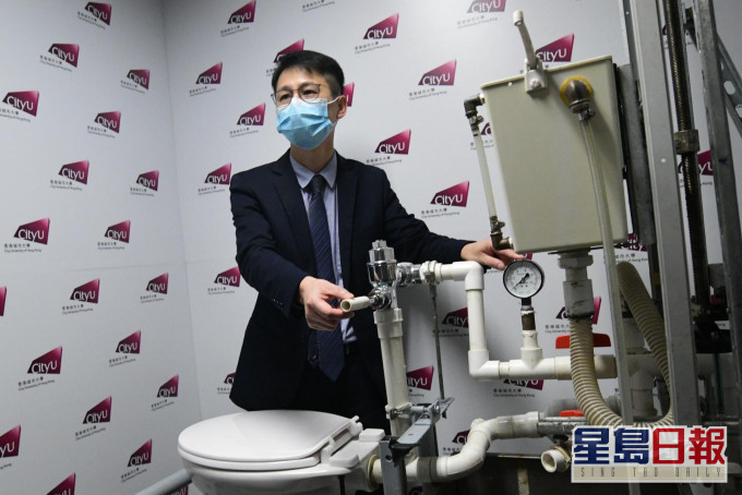 城大團隊指細菌會隨水珠濺至最高離廁板一米位置及霧化於空氣中。