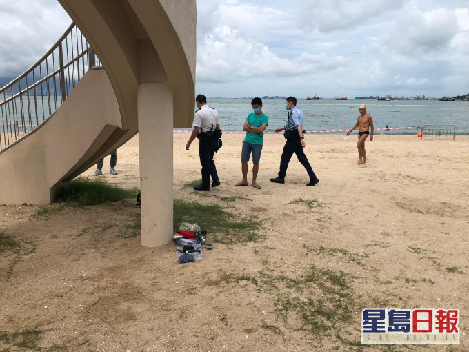 警員返回泳灘調查,發現一堆個人物品,未知是否屬於死者。 梁國峰攝