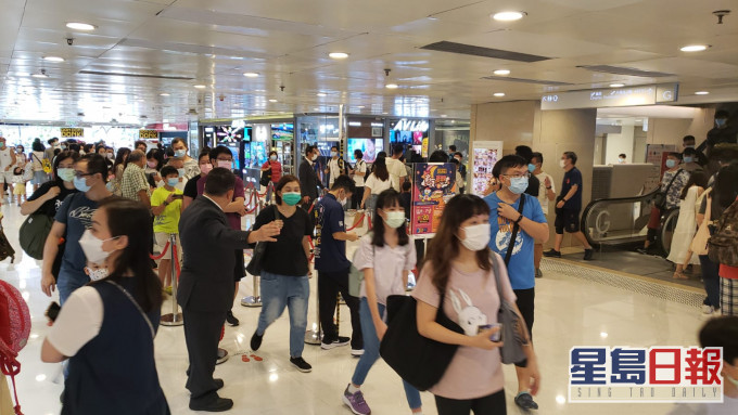屯門市廣場過百人排隊前往DONKI。